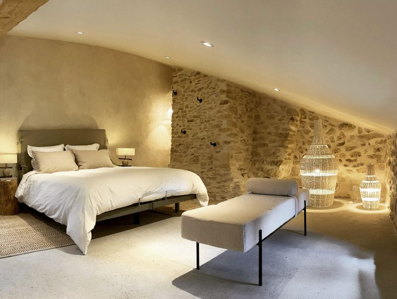 Chambre cocooning sous voûte enduite avec lit en lin blanc et lampes tressées – retreat luxe absolu Access Flow