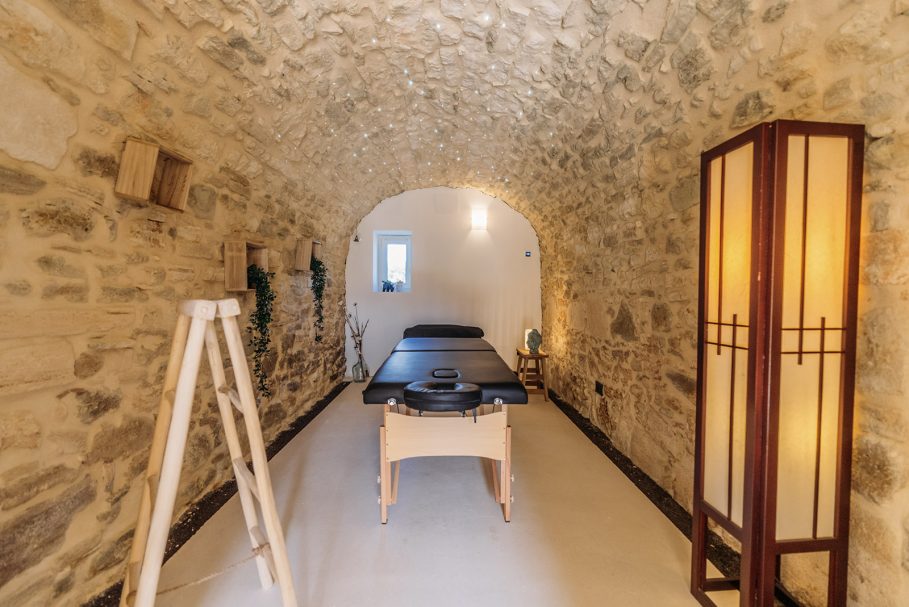 Salle de massage voûtée en pierre avec table de soin et plafond étoilé – retreat bien-être Access Flow