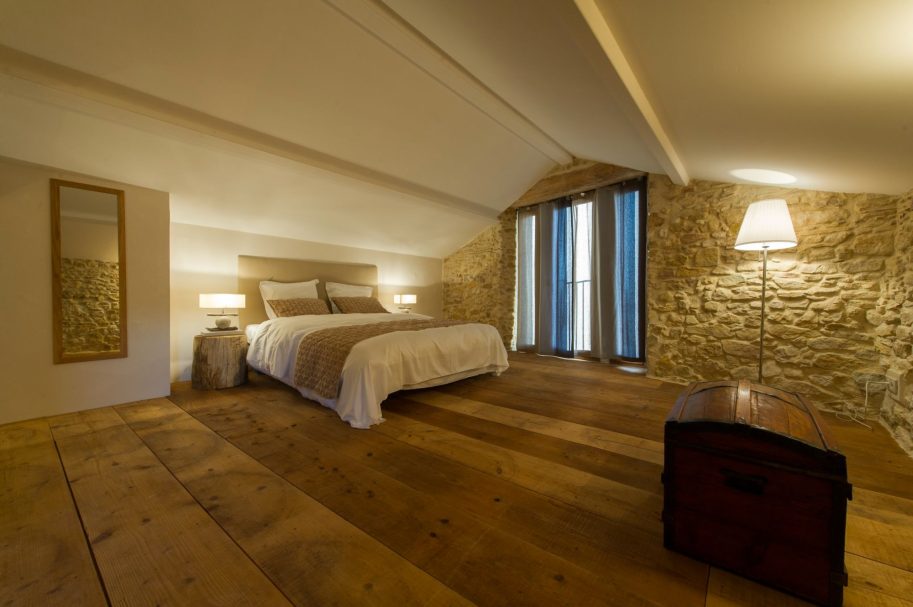 Chambre double avec plancher en vieux chêne, mur en pierre et coffre ancien – retreat de luxe Access Flow