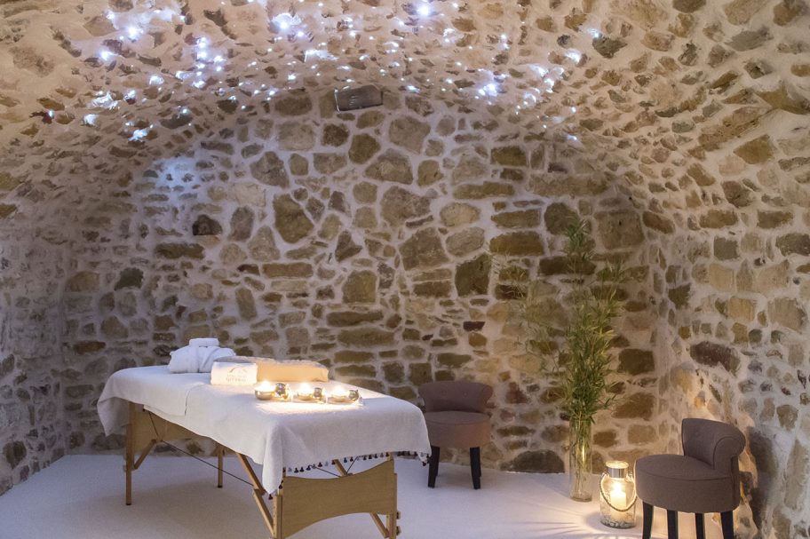 Salle de massage voûtée en pierre avec plafond étoilé et bougies – espace bien-être retreat luxe Access Flow